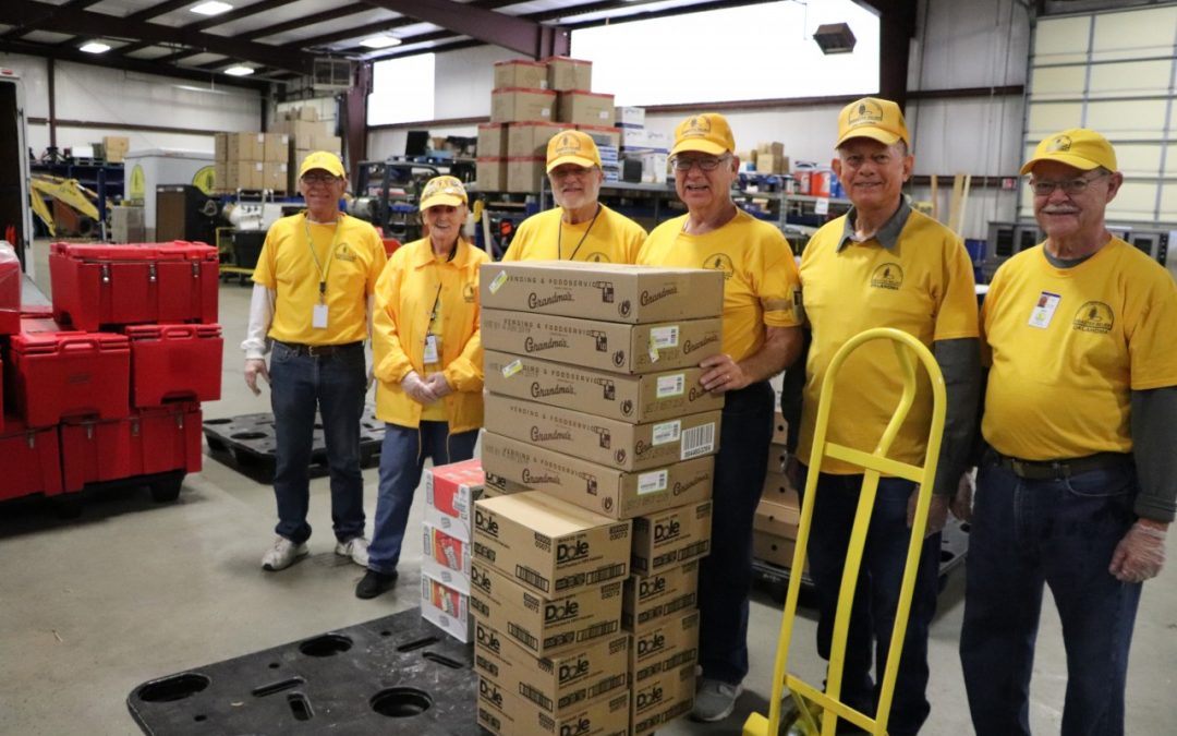 Disaster Relief volunteers prepare meals for group of federal employees affected by shutdown